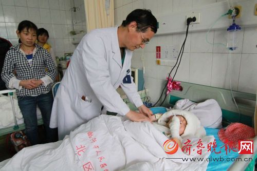 4月26日下午，主治医生李惠斌大夫在手术后到病房里观察还没从麻醉中醒来的小森。