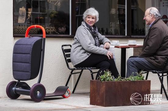 专为老年人设计的滑板车，外观时尚使用安全